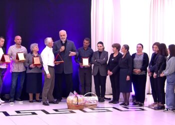 “Kontribut për komunitetin…!”/ Kryeministri Rama, ‘Certifikatë Mirënjohjeje’ për krenaritë e Dibrës