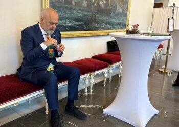 FOTO/ Rama konsumon me vonesë drekën: Kur mbarojnë takimet e ka mbaruar edhe bufeja