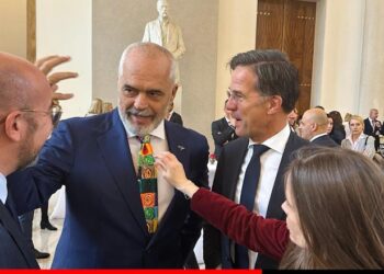 FOTO/ Kravata e Ramës merr vëmendje në Komunitetin Politik Europian, kryeministrja e Islandës nuk i ‘reziston’ tundimit për ta prekur