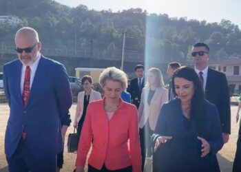 Inspektimi i punimeve te hekurudha e re/ Ursula von der Leyen “e fiksuar” me Durrësin: S’kam qenë në bregdetin tuaj, dua të shkoj
