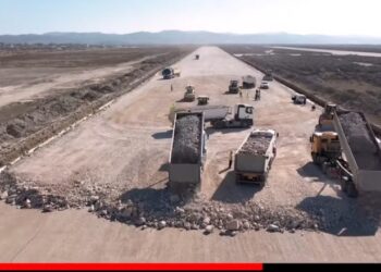 VIDEO / Rama publikon pamjet: Përfundon shtresa e parë e pistës së aeroportit të Vlorës
