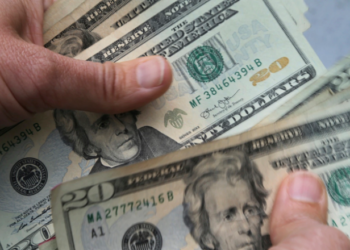 Rritja e dollarit amerikan shkakton probleme në mbarë botën