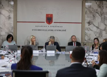 ERE pezullon rritjen e çmimit të energjisë për fashën mbi 800 kilovat