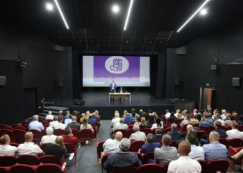 Gjiknuri e prezanton si drejtues politik në Vlorë, Klosi: Përgjegjësi e shumëfishtë