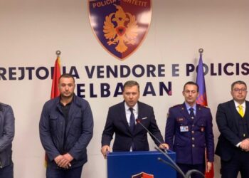 Zbulohen armë dhe mina me telekomandë, dy të arrestuar në Elbasan! Policia: Dyshohet se do të përdoreshin për vrasje