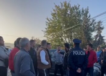 Banorët në Pogradec dalin në protestë: Firma që ka hapur kanalet e ujërave të zeza ka dëmtuar rrugën