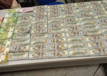 Pasagjeri kapet në aeroport me 630 mijë dollarë dhe 160 mijë euro në valixhe