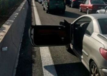 Tragjike/ Shoferja hyn kundërvajtje në autostradë dhe përplaset kokë më kokë me një motor, dy të vdekur