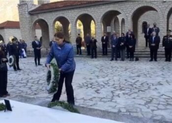 Festa e Greqisë, ambasadorja viziton varrezat në Këlcyrë, në Bularat të pranishëm familjarët e Kacifas