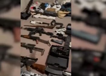 Antitank, snajper dhe fishekë, zbulohet baza e armëve në Tiranë: 7 thasë, 1 arkë dhe 1 valixhe plot me armatime