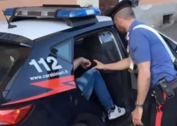 Kërkohej për dorgë, i riu shqiptar arrestohet nga policia italiane në banesën e së dashurës