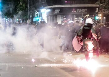 Athina në “flakë”/ Protesta të dhunshme, një 19-vjeçare u përdhunua në Komisariat nga dy policë