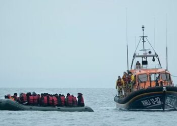 “Ruanda ose në atdhe”/ Shqiptarët nuk kërkojnë më azil në Britani, shkojnë me gomone, kthehen me çarter