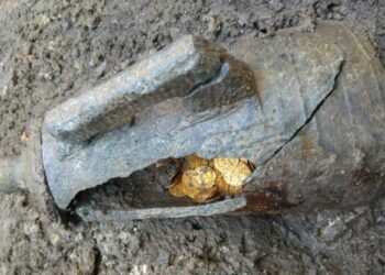 Kërkojnë të rregullojnë kuzhinën e banesës,  zbulojnë thesarin shekullor