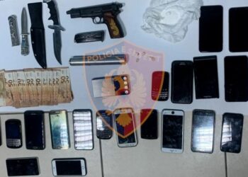 Lëvizte me pistoletë me silenciator, arrestohet në flagrancë narkomani në Pogradec