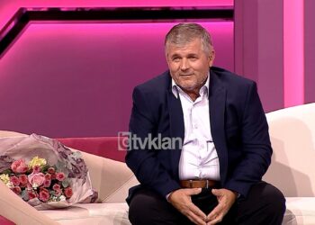 ‘Unë s’të dua me lule’, vlonjati shkon me buqetë: Sot do ia jap të gjitha bashkë