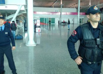 Emri/ Britaniku vjedh çantën e shqiptarit në aeroportin e Rinasit, kapet nga policia