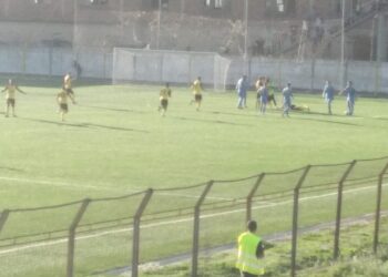Tjetër episod dhune në futbollin shqiptar, tifozët e Delvinës bëjnë për spital arbitrin