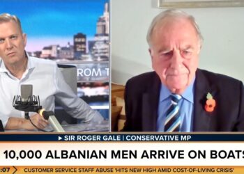 VIDEO/ Gazetari fyen shqiptarët, reagon deputeti britanik: Nuk janë kriminelë, kam qenë disa herë në Shqipëri