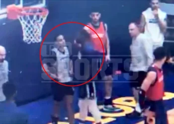 VIDEO/ Ylli i NBA godet me grusht në fytyrë shokun e skuadrës