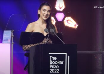Dua Lipa përmend Ismail Kadarenë gjatë fjalimit në “Booker Prize”: Mësova për frymën e rezistencës shqiptare