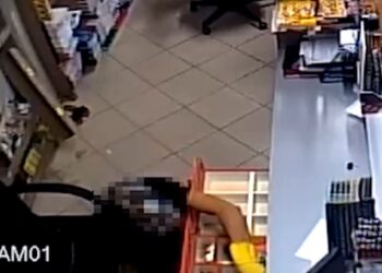 VIDEO | Me dorezë & pa u ngritur në këmbë, 21-vjeçari grabit me qetësi dyqanin në Durrës