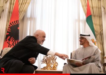 FOTOT/ Ja dhuratat që Rama i bëri presidentit të Emirateve të Bashkuara gjatë takimit në Abu Dabi
