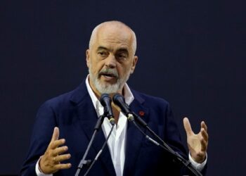 “Hienat po shqyejnë viktimën”, Rama, ‘shigjeton’ opozitën: Hanë bukën e Shqipërisë e po bëjnë duvanë e Rusisë!