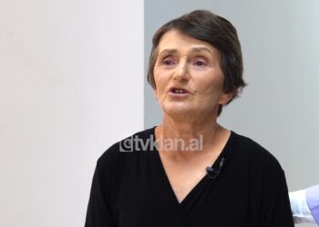 Historia e trishtë e nënës me 4 varre fëmijësh: Nusja më hodhi nga shkallët, djali më thotë dil nga shtëpia!