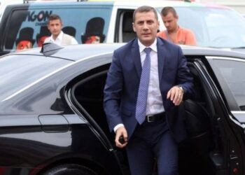 Prendi pranoi pronësinë/ Zbulohen dy pistoleta të fshehura në BMW-në e Mark Frrokut, arrestohet shoferi personal i tij