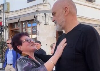 “Lum nëna që të ka bërë”/ Gruaja nga Gjirokastra e përqafon: Të durojmë edhe pak se të mirat e Edi Ramës do vijnë