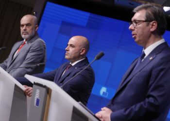 Vuçiç bisedë telefonike me Ramën: Dimër të sigurt për të gjithë qytetarët tanë