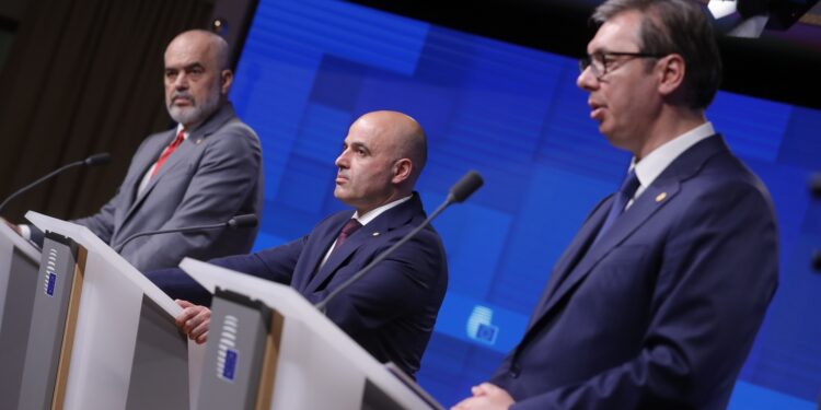 epa10029775 (L-R) Albanian Prime Minister Edi Rama, North Macedonia's Prime Minister Dimitar Kovacevski, and Serbian President Aleksandar Vucic attend a press conference following an EU-Western Balkans leaders' meeting in Brussels, Belgium, 23 June 2022. The progress on EU integration and the challenges which the Western Balkans countries face in connection to the Russian invasion of Ukraine are topping the agenda when EU and Western Balkan leaders meet prior a European Council meeting.  EPA-EFE/STEPHANIE LECOCQ