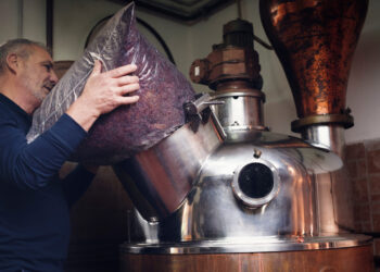 “Uji djegës”, pija që të hedh në tokë me një gotë dhe prodhohet në mënyrë të paligjshme