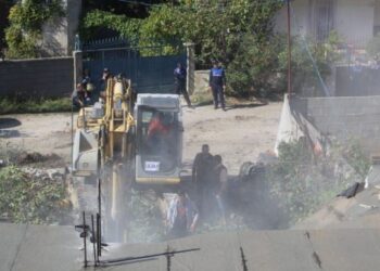 Projekti/ IKMT gati për të shembur një banesë në Shkozë, familjarët mbyllen brenda për të bllokuar ndërhyrjen