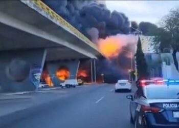VIDEO/ E frikshme! Treni kalon mes flakëve të shkaktuara nga shpërthimi i cisternës në Meksikë