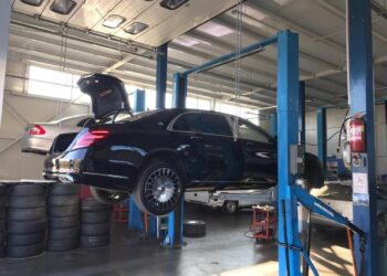 Vodhi një automjet në një servis, vihet në pranga 29-vjeçari