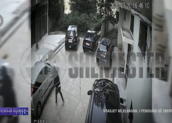 VIDEO/ Ekzekutimi në 22 sekonda i Emiljano Ramazanit, momenti kur autori i maskuar e qëllon në makinë