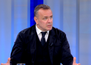 “Vrasësit me pagesë po lidhen me agjenturat ruse”/ Karamuço: Po marrin ish-ushtarakë të kujdesen për armët. Shkollat e terrorit…!