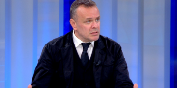 “Vrasësit me pagesë po lidhen me agjenturat ruse”/ Karamuço: Po marrin ish-ushtarakë të kujdesen për armët. Shkollat e terrorit…!