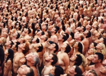 Kërkohen vullnetarë për fotosesionin më të madh nudo