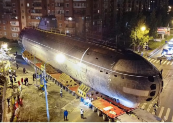 VIDEO/ “Balena vrasëse”! Nëndetësja e parë bërthamore sovjetike shndërrohet në një muze në Shën Petersburg