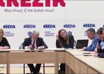 Politizimi protestës/ Plas sherri mes pedagogëve te takimi me Berishën: Ti s’je fare pedagoge….!
