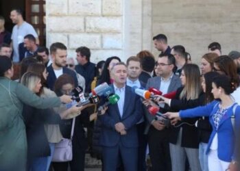“Rektorët të kenë kujdes, po i shohim antimitingjet e tyre”, pedagogët: Nesër do mbledhim forumin me…