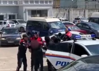 Pritet ekstradimi/ Ishte i shpallur në kërkim ndërkombëtar nga SHBA për trafik droge, DEA dhe polica vënë në pranga 31-vjeçari indian në Rinas!