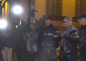 Vdekja e Lear Kurtit / Një ‘grusht’ qytetarësh i përgjigjen thirrjes së Berishës, sulmohet me domate e miell policia