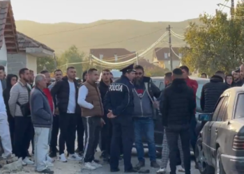 Protestë për rrugën, banorët në Pogradec akuzojnë kompaninë për cilësi të dobët punimesh