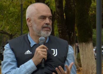 “Ore lëre gocën rehat”/ Rama ‘i tërheq veshin’ të riut në Burrel: Po deshe dil përballë dhe…