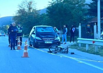 Makina përplas 67-vjeçarin me biçikletë në aksin Korçë-Pogradec