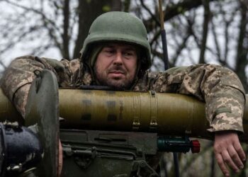 Ushtarët rusë po dezertojnë masivisht, Ukraina u ofron ndihmë: Kontaktoni këto numra për lehtësi